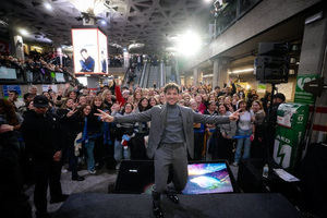 David Bisbal sorprende en la estación de Sol del Metro de Madrid cantando en un show navideño