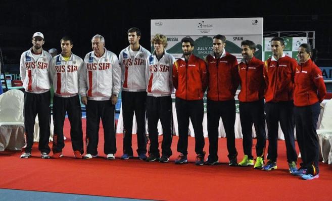 Los equipos de España y Rusia posan para la foto oficial