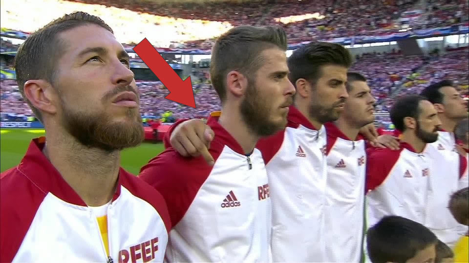 El dedo de Piqué, nueva polémica para el catalán en pleno himno español