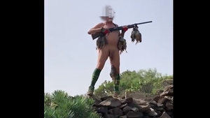 Un cazador posa desnudo en un vídeo con una perdiz colgada de sus genitales