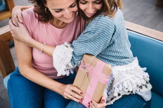 Regalos que emocionan: cómo acertar el Día de la Madre sin repetir lo de siempre