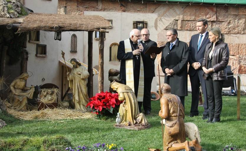 Tolón en la inauguración del Belén de Caja Rural en Toledo