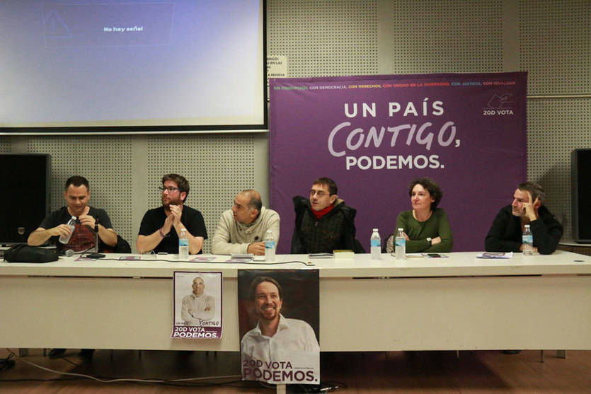 Ariel Jerez (de blanco) ayer junto a Juan Carlos Monedero y el actor Alberto Sanjuan