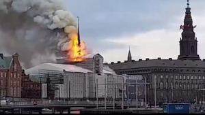 Así ardió el edificio de la bolsa de Copenhague: recordó mucho al incendio de Notre Dame