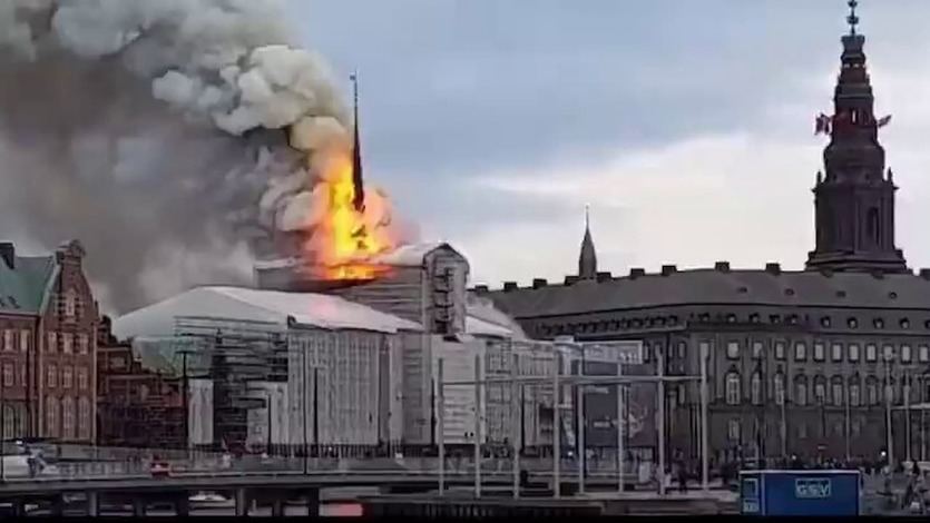 Las llamas en el edificio de la bolsa de Copenhague