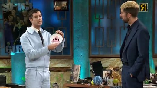 Eduardo Casanova, con su pegatina sobre el VIH