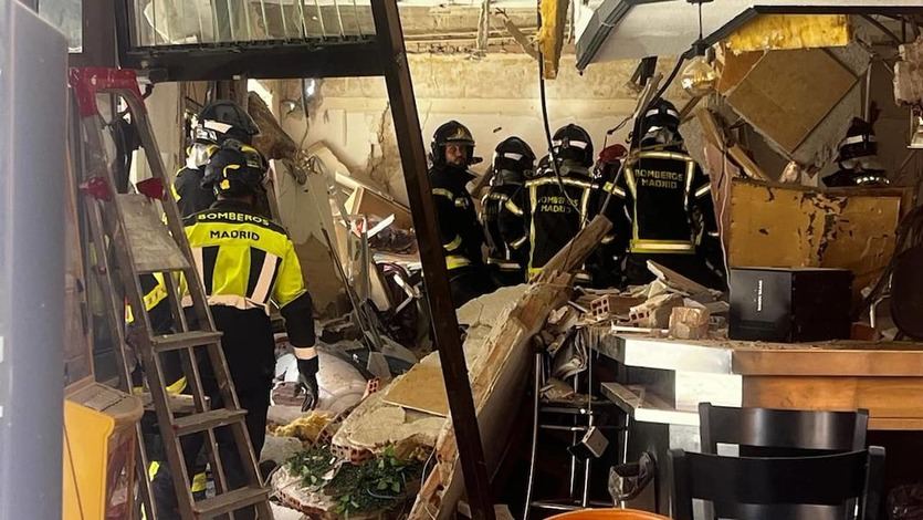 Los bomberos en el interior del Bar en Vallecas donde sucedió la explosión de gas