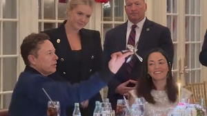 Se viraliza un vídeo de Elon Musk jugando con unas cucharas durante una cena con Trump