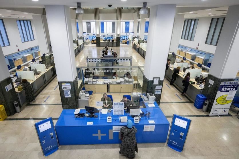 Empleados municipales atienden al público en la Oficina de Atención al Contribuyente