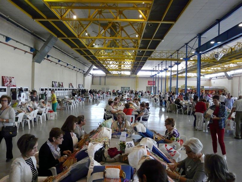 Cerca de 500 personas asisten a la I Muestra de Encaje 'Ciudad de Albacete'