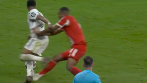 Remontada 'interrupta' del Madrid ante el Bayern e indignación por no ser roja la falta a Mbappé