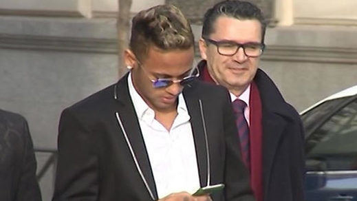 El padre de Neymar cubre al futbolista, que declaró no conocer los detalles de su fichaje por el Barça