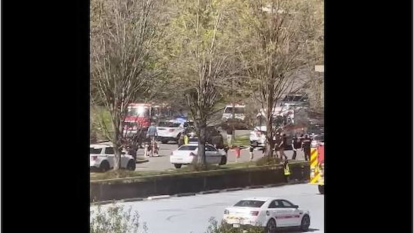 Captura de un vídeo con los niños saliendo escoltados