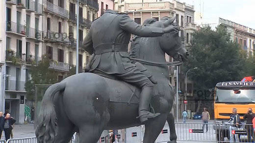 Franco, decapitado y ahora lleno de huevos: la polémica en Barcelona por la estatua del dictador