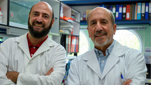 Los científicos españoles Juan García Arriaza y Mariano Esteban, del CNB-CSIC