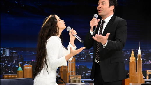 Rosalía cantando con Jimmy Fallon
