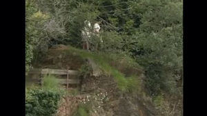 Una familia de turistas se introduce en la instalación de los lobos en Cabárceno (Cantabria)