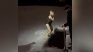 El vídeo viral de la mujer que se ahoga en el hielo para celebrar la Epifania Ortodoxa