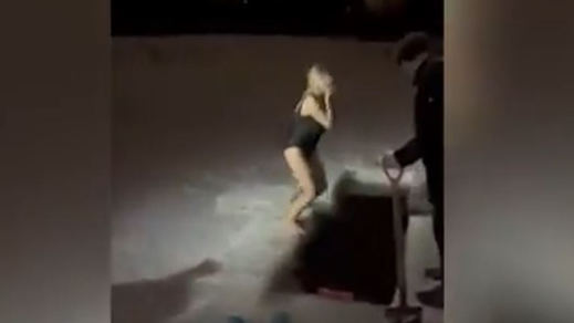 El vídeo viral de la mujer que se ahoga en el hielo para celebrar la Epifania Ortodoxa
