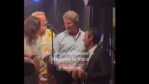 Polémico vídeo de Feijóo cantando y asumiendo el lema de "me gusta la fruta" contra Pedro Sánchez