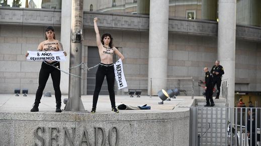 Activistas desnudas de Femen se encadenan en el Senado contra la 'ley mordaza'