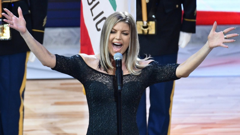 Sigue la polémica de los himnos: Fergie irrita a medio EEUU por su interpretación "bizarra"