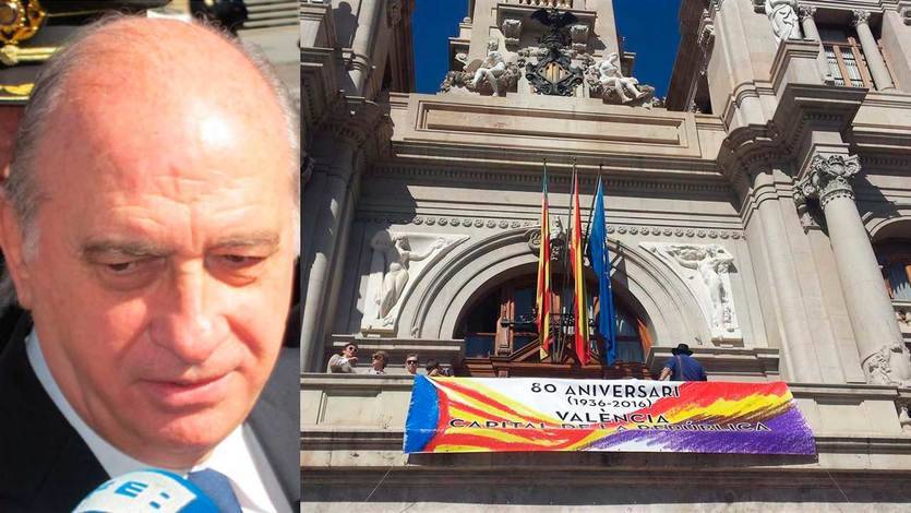 Fernández Díaz y una bandera republicana colgada en el Ayuntamiento de Valencia