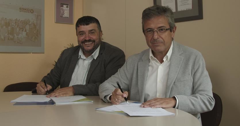De izquierda a derecha, el presidente de FP empresa, Luis García Domínguez, y el director de Fundación Bankia por la Formación Dual, Juan Carlos Lauder, firman la renovación del acuerdo para la promoción de la FP