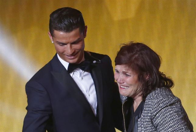 Pillan a la madre de Cristiano Ronaldo con 55.000 euros en el aeropuerto de Barajas