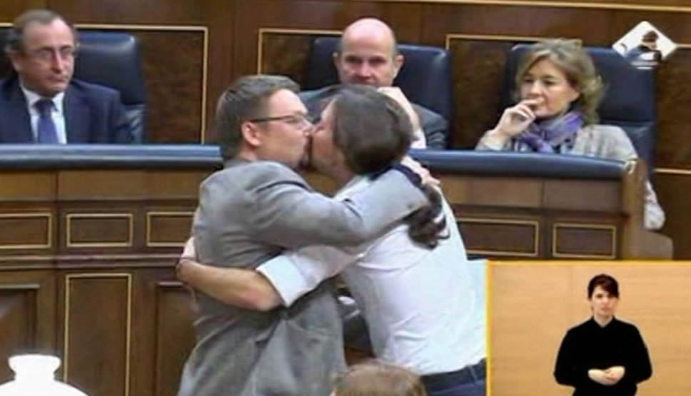 El beso de Pablo Iglesias y Domènech, la imagen del debate de investidura