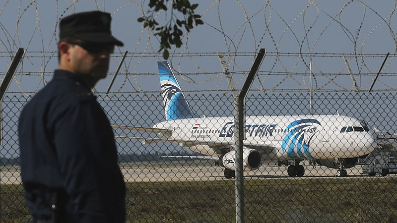 Detenido el secuestrador del avión en Chipre: el raptor podría tener problemas mentales