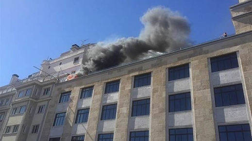 Imágenes del incendio en el hotel Capitol que obligó a desalojar el icónico edificio de Madrid