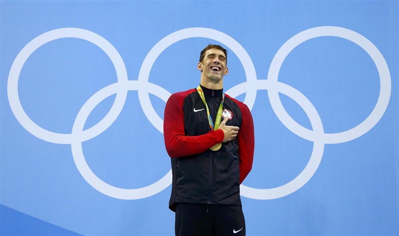 Phelps agranda su leyenda con su medalla número 25