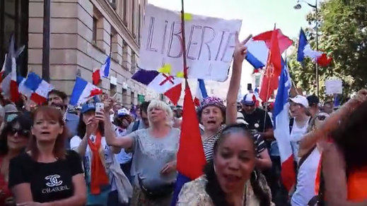 Miles de franceses protestan en París contra el pase sanitario de la covid