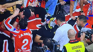 Atlético y Policía identifican a otros 2 ultras encapuchados que lanzaron objetos en el derbi madrileño