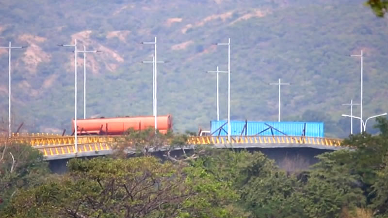 El Ejécito venezolano bloquea el puente fronterizo con Colombia para evitar que entre la ayuda humanitaria
