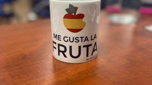 El PP madrileño vende merchandising del 'Me gusta la fruta' en sus sedes