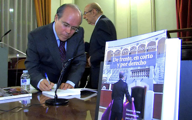 López-Galiacho corta las orejas en Barcelona con su libro taurino 'De frente, en corto y por derecho'