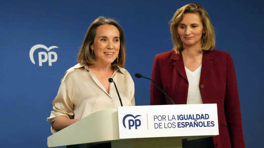 La secretaria general del PP, Cuca Gamarra, acompañada de la vicesecretaria de Desarrollo Sostenible, Paloma Martín