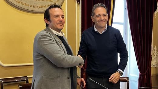 El alcalde de Cádiz, José María González, y el director de la Zona Sur de Valoriza, José Luis Salegui, firmaron hoy la adjudicación del servicio de limpieza viaria y recogida de residuos urbanos