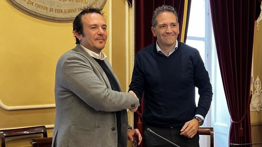 El alcalde de Cádiz, José María González, y el director de la Zona Sur de Valoriza, José Luis Salegui, firmaron hoy la adjudicación del servicio de limpieza viaria y recogida de residuos urbanos