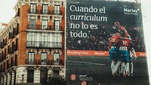 Aparece una lona al más puro estilo Laporta apoyando al Girona en el centro de Madrid