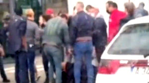 Indignación por la desmesurada reacción de un grupo al retener a un hombre que robó una caja de gambas en Lidl