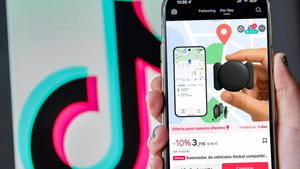 Facua denuncia a Tiktok por vender y permitir la promoción de un GPS para "cazar" a "mujeres infieles"