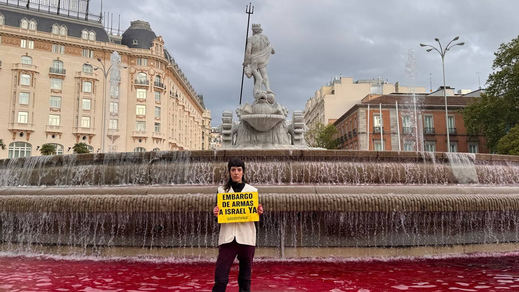La fuente de Neptuno, teñida de rojo por Greenpeace