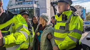 Detienen a Greta Thunberg en una protesta contra un foro petrolero en Londres