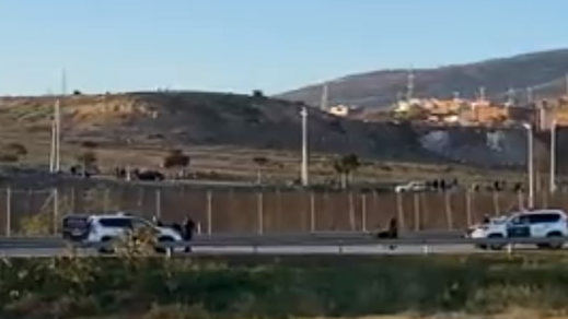 Otro numeroso grupo de migrantes asalta la valla de Melilla y consiguen entrar casi 400