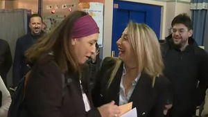 María Guardiola protagoniza la anécdota de la jornada: "No te cueles, no te me cueles"