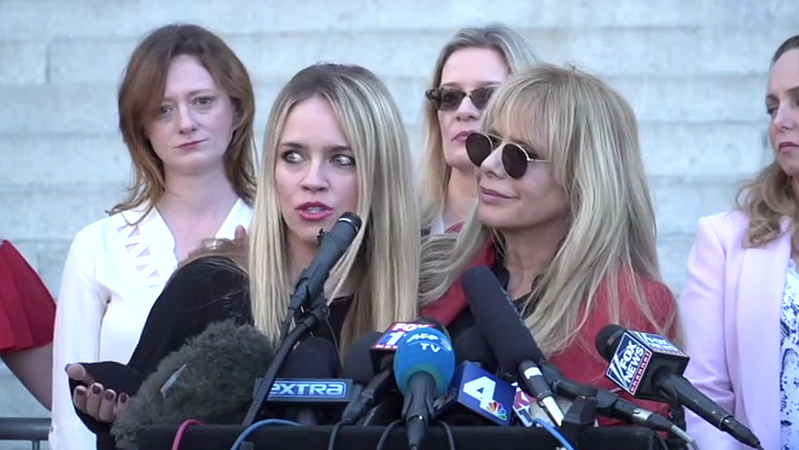 Las actrices que acusan a Weinstein esperan la cadena perpetua en el nuevo juicio