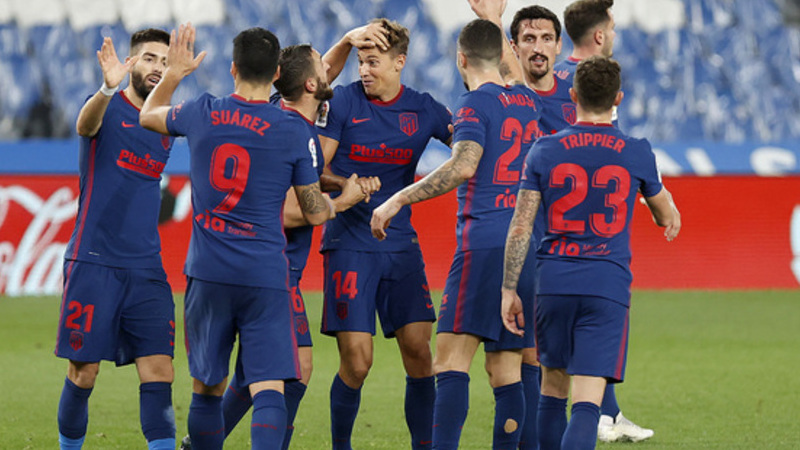 El Atleti se afianza como líder en Anoeta (0-2) y el Barça respira en Valladolid (0-3)